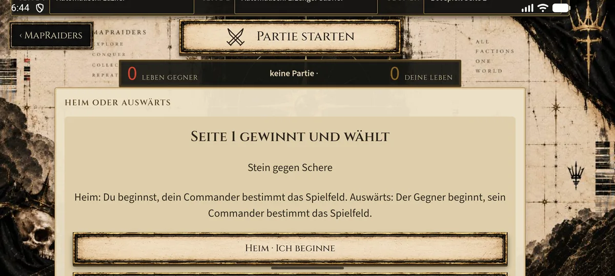 Arena des MapRaiders TCG vor der Partie: Feld 'Heim oder Auswärts' nach Stein gegen Schere, darunter der Knopf für Heim